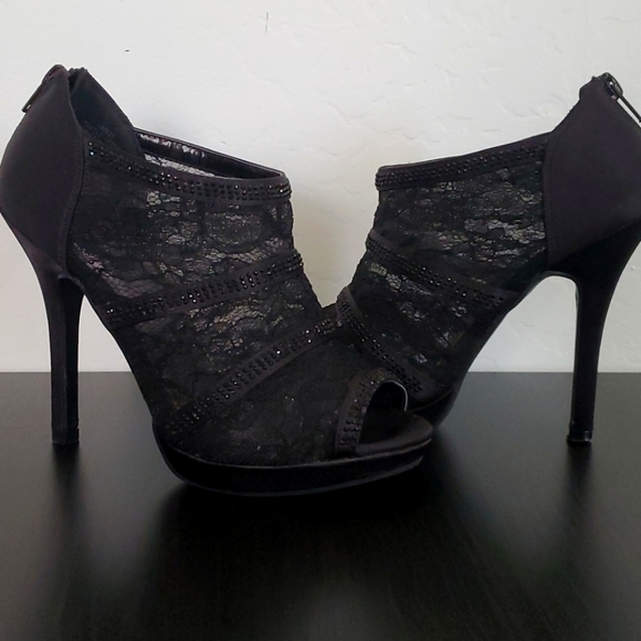 Buckle Shoes - Peep toe black studded heels 🖤✨